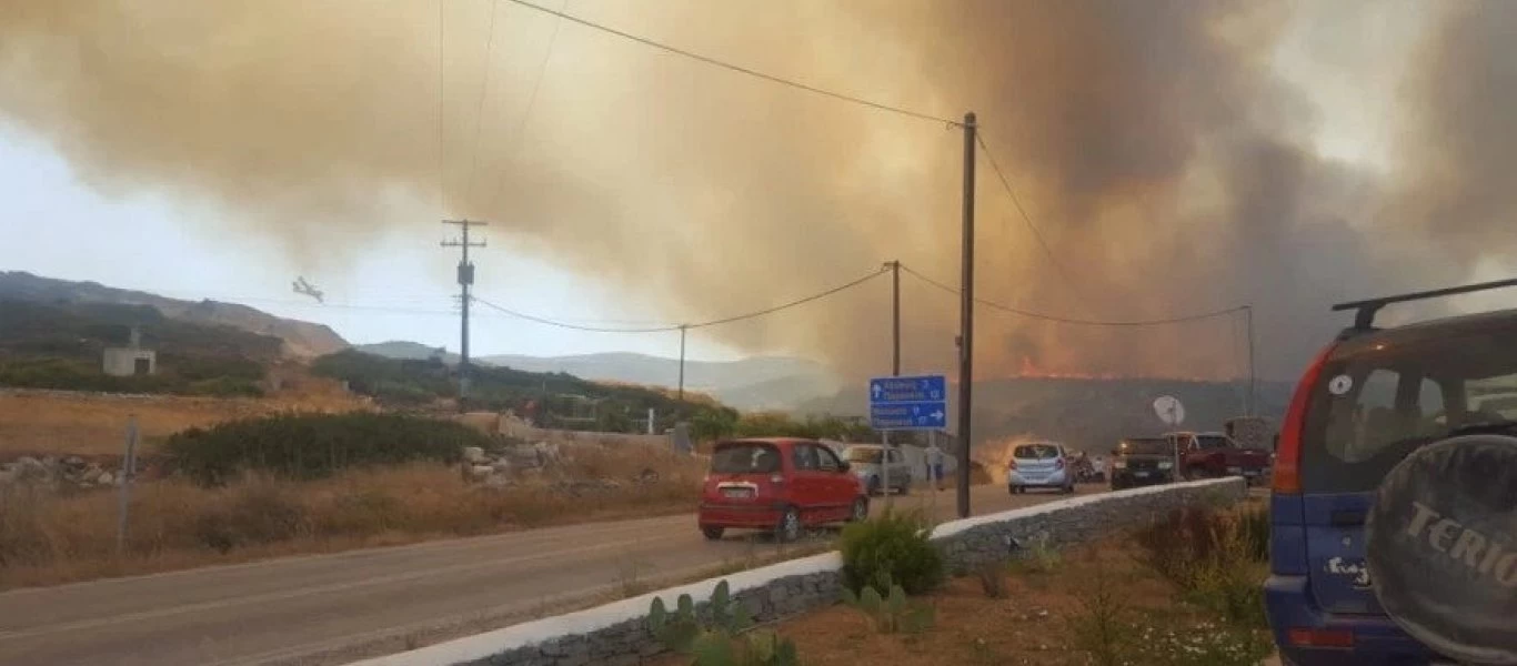 Καίγεται ξανά η Ελλάδα: Εκτός ελέγχου η φωτιά στην Πάρο - Κοντά σε σπίτια οι φλόγες (βίντεο)